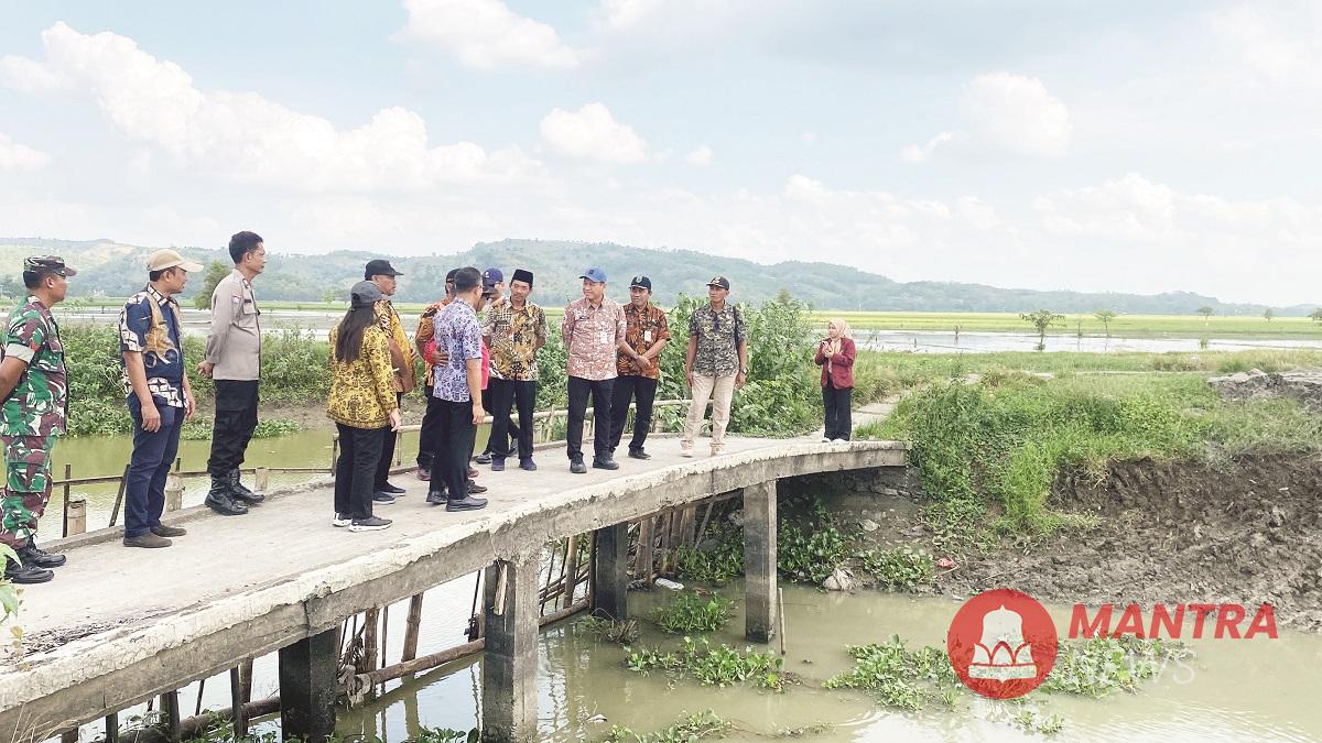 Bupati Kudus Sam’ani Intakoris (berbatik merah muda) saat memantau progres pengerukan Sungai Londo Desa Wonosoco, Kecamatan Undaan, Kudus, Jawa Tengah, pada Selasa (1/7/2025). (Lingkar Media Group Network)