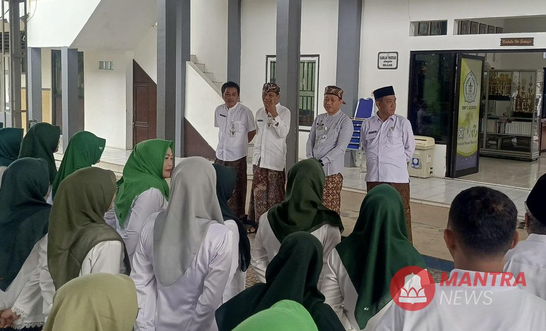 Bupati Kudus Sam’ani Intakoris (dua dari kanan) saat mengunjungi SMP 2 Gebog, Kecamatan Gebog, Kabupaten Kudus, Jawa Tengah, Kamis (3/7/2025). (Lingkar Media Group Network)