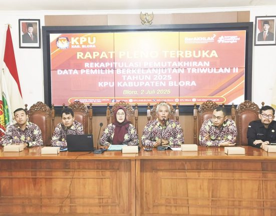 Suasana Rapat Pleno Rekapitulasi Pemutakhiran Data Pemilih Berkelanjutan (PDPB) Triwulan II Tahun 2025 di ruang pertemuan KPU Blora, belum lama ini. (Lingkar Media Group Network)