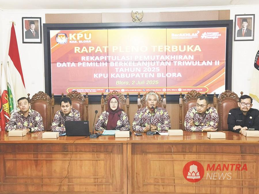 Suasana Rapat Pleno Rekapitulasi Pemutakhiran Data Pemilih Berkelanjutan (PDPB) Triwulan II Tahun 2025 di ruang pertemuan KPU Blora, belum lama ini. (Lingkar Media Group Network)