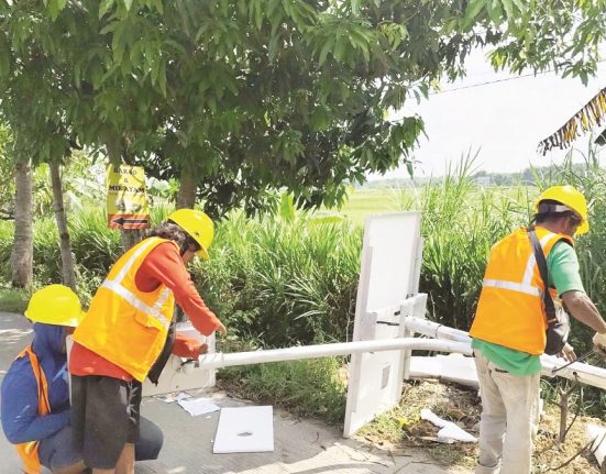 Petugas sedang memasang Penerangan Jalan Umum (PJU) di salah satu ruas jalan di Kabupaten Blora, Jawa Tengah. (Lingkar Media Group Network)