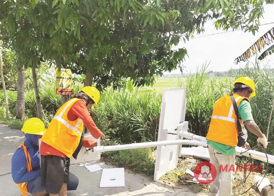Petugas sedang memasang Penerangan Jalan Umum (PJU) di salah satu ruas jalan di Kabupaten Blora, Jawa Tengah. (Lingkar Media Group Network)