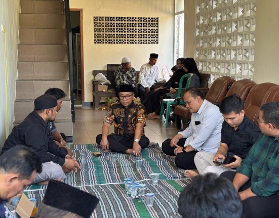 Wakil Wali Kota Semarang Iswar Aminudin mengunjungi rumah duka korban yang tertabrak feeder Trans Semarang, Kamis (10/7/2025). (Lingkar Media Group Network)