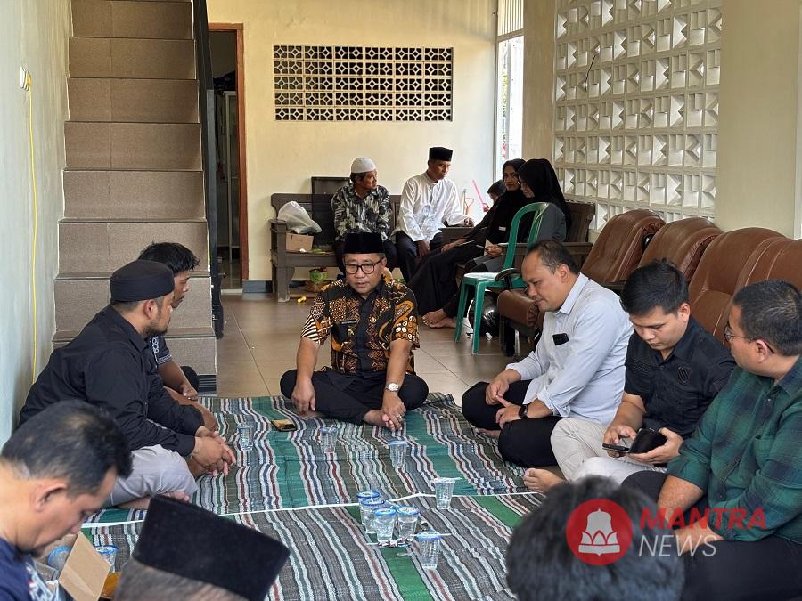 Wakil Wali Kota Semarang Iswar Aminudin mengunjungi rumah duka korban yang tertabrak feeder Trans Semarang, Kamis (10/7/2025). (Lingkar Media Group Network)
