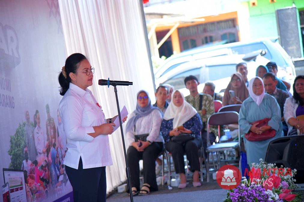 Wali Kota Semarang Agustina Wilujeng Pramestuti saat mengunjungi dan berdialog bersama pedagang di Pasar Jatingaleh, baru-baru ini. (Lingkar Media Group Network)