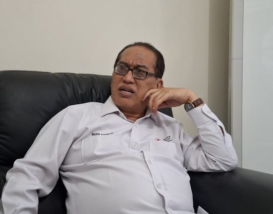 Kepala Dinsos Jateng :  Imam Maskur saat dimintai keterangan soal rekening penerima bansos terlilit judi online. (Lingkar Media Group Network)