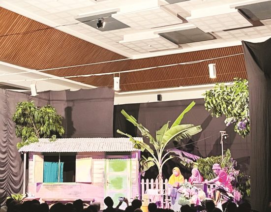 Penampilan kelompok teater guru Kabupaten Kudus bertajuk Dilema di Titik Senja di Auditorium UMK, Kabupaten Kudus, Jawa Tengah, pada Kamis malam (3/7/2025). (Lingkar Media Group Network)
