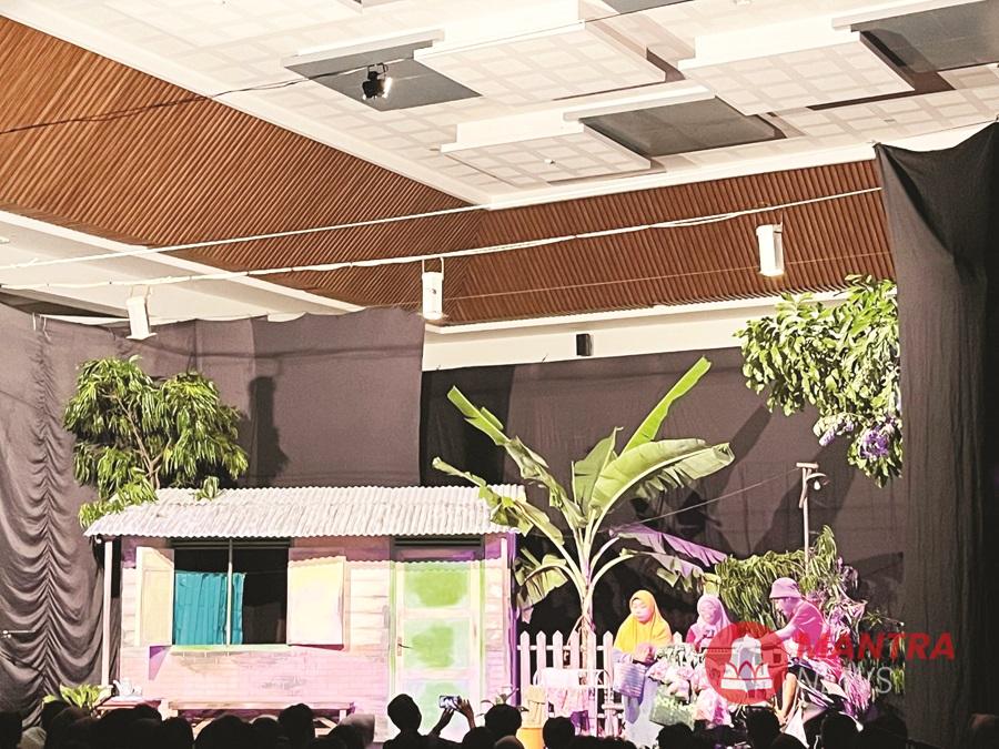 Penampilan kelompok teater guru Kabupaten Kudus bertajuk Dilema di Titik Senja di Auditorium UMK, Kabupaten Kudus, Jawa Tengah, pada Kamis malam (3/7/2025). (Lingkar Media Group Network)