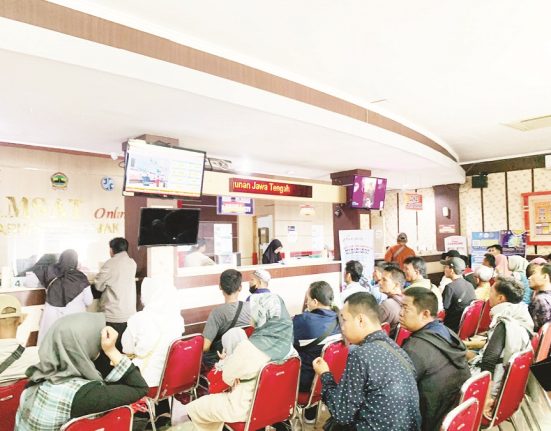 Puluhan warga Kabupaten Demak sedang antre untuk membayar pajak kendaraan bermotor di Samsat Demak, beberapa waktu lalu. (Lingkar Media Group Network) 
