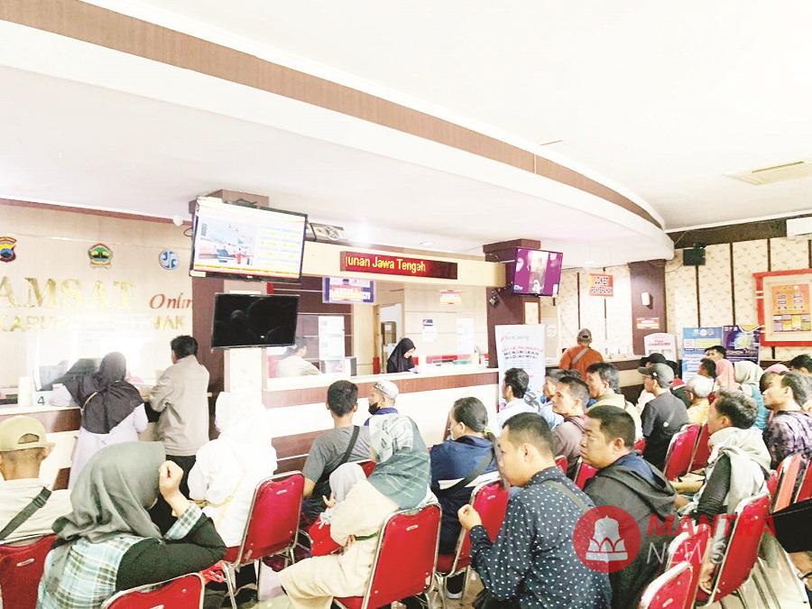 Puluhan warga Kabupaten Demak sedang antre untuk membayar pajak kendaraan bermotor di Samsat Demak, beberapa waktu lalu. (Lingkar Media Group Network) 