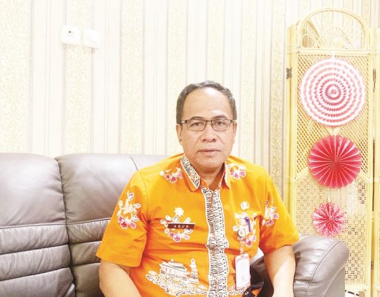 Plt. Kepala Dinsos P2PA Demak, Agus Herawan saat diwawancara soal sekolah rakyat (Lingkar Media Group Network)