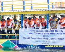Wapres Gibran (tengah), Gubernur Jateng Ahmad Luthfi (kiri), dan Wakil Gubernur Jateng Taj Yasin (kanan) berkeliling kawasan Rowo Jombor, Kabupaten Klaten, Jawa Tengah, Rabu (9/7/2025). (Lingkar Media Group Network)