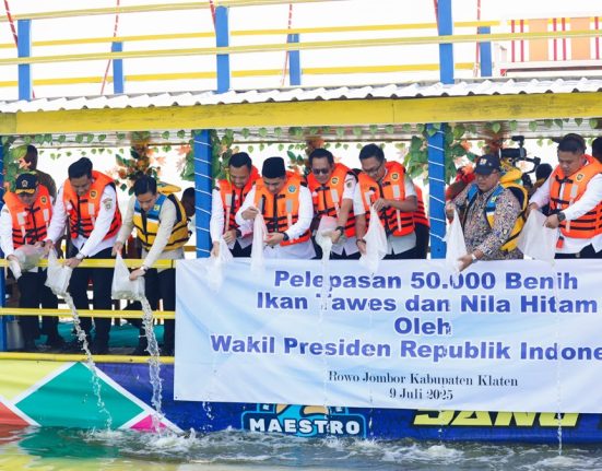 Wapres Gibran (tengah), Gubernur Jateng Ahmad Luthfi (kiri), dan Wakil Gubernur Jateng Taj Yasin (kanan) berkeliling kawasan Rowo Jombor, Kabupaten Klaten, Jawa Tengah, Rabu (9/7/2025). (Lingkar Media Group Network)