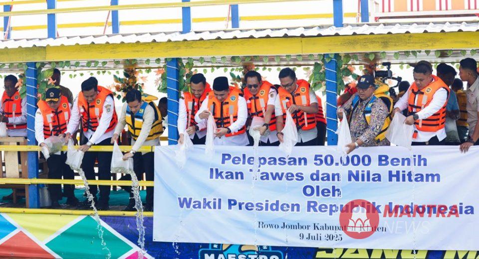 Wapres Gibran (tengah), Gubernur Jateng Ahmad Luthfi (kiri), dan Wakil Gubernur Jateng Taj Yasin (kanan) berkeliling kawasan Rowo Jombor, Kabupaten Klaten, Jawa Tengah, Rabu (9/7/2025). (Lingkar Media Group Network)
