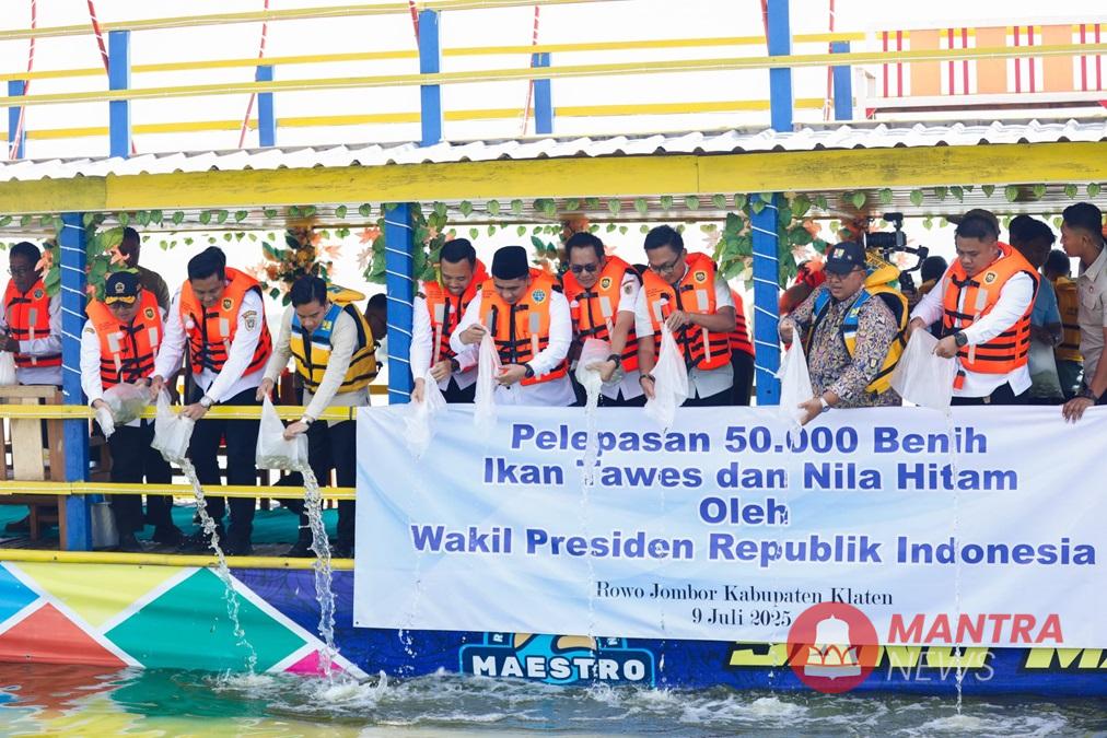 Wapres Gibran (tengah), Gubernur Jateng Ahmad Luthfi (kiri), dan Wakil Gubernur Jateng Taj Yasin (kanan) berkeliling kawasan Rowo Jombor, Kabupaten Klaten, Jawa Tengah, Rabu (9/7/2025). (Lingkar Media Group Network)