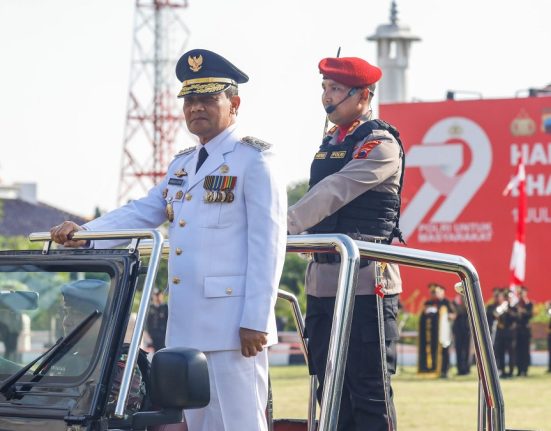 Gubernur Jateng Ahmad Luthfi (depan) melakukan pemeriksaan pasukan saat upacara peringatan Hari Bhayangkara ke-79di Mapolda Jateng di Semarang, Selasa (1/7/2025). (Lingkar Media Group Network)