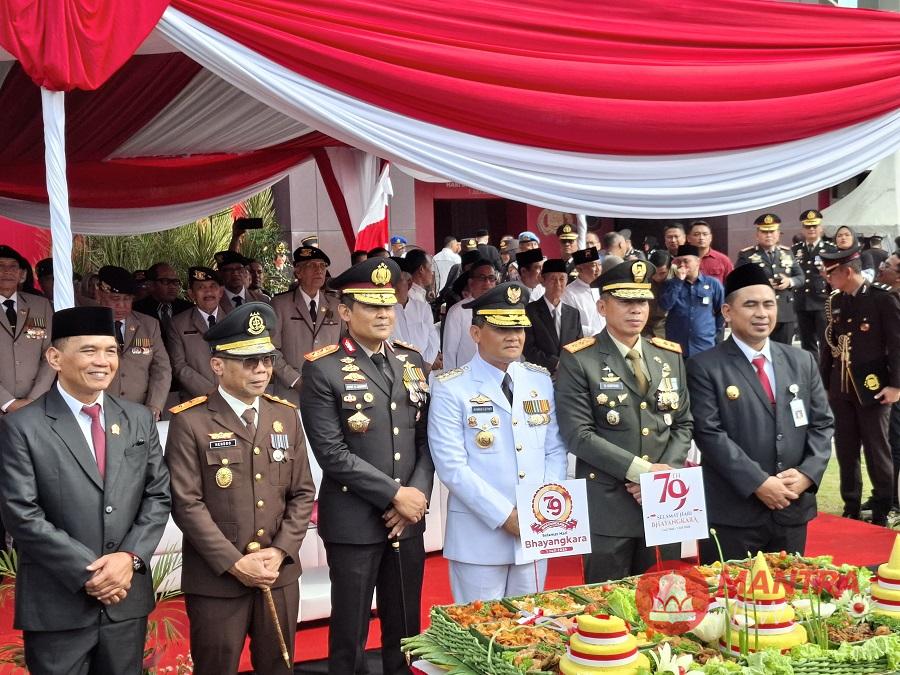 Hari Bhayangkara ke-79: Gubernur Luthfi Apresiasi Kinerja Polda Jateng Jaga Keamanan 2 Gubernur Jateng Ahmad Luthfi (tiga dari kanan) foto bersama jajaran Forkopimda dalam upacara peringatan Hari Bhayangkara ke-79 di Mapolda Jateng di Semarang, Selasa (1/7/2025). (Lingkar Media Group Network)