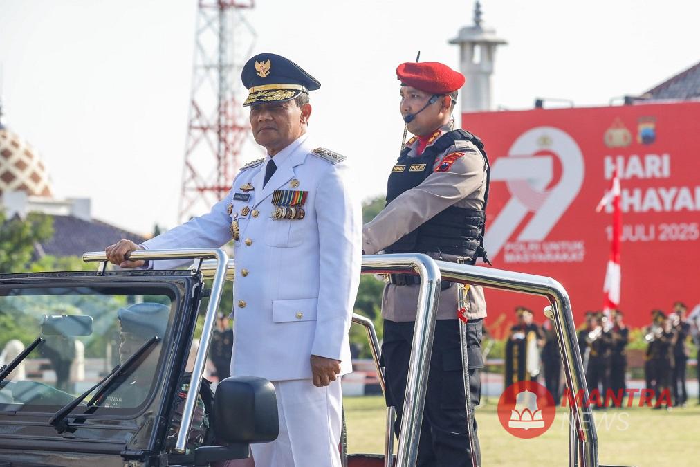 Gubernur Jateng Ahmad Luthfi (depan) melakukan pemeriksaan pasukan saat upacara peringatan Hari Bhayangkara ke-79di Mapolda Jateng di Semarang, Selasa (1/7/2025). (Lingkar Media Group Network)