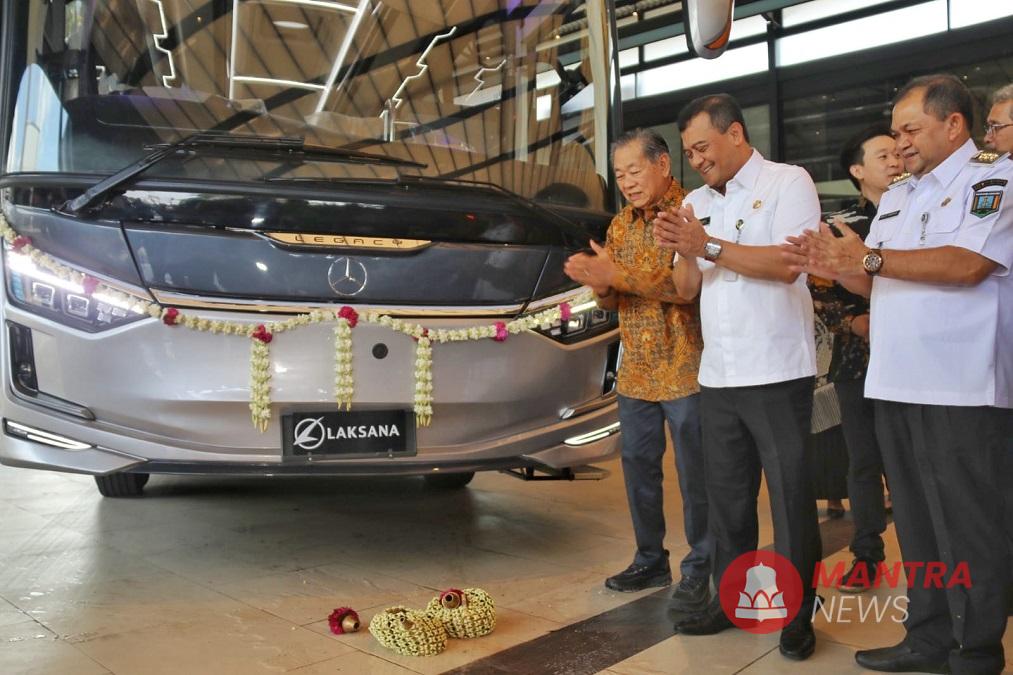 Gubernur Jateng Ahmad Luthfi (tengah) bersama Bupati Semarang Ngesti Nugraha saat melepas ekspor perdana bus Karoseri Laksana, Kabupaten Semarang ke Sri Lanka, di Kabupaten Semarang, Jawa Tengah, Rabu (2/7/2025). (Lingkar Media Group Network)