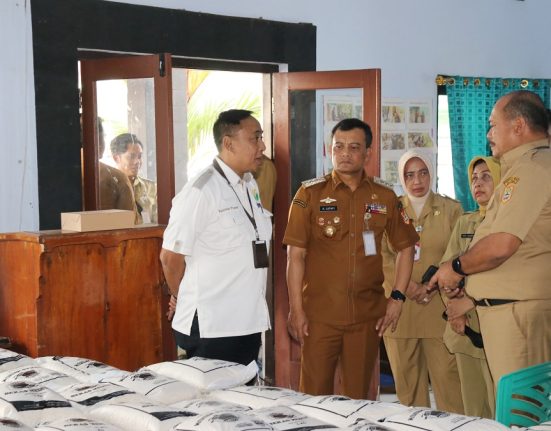 Gubernur Jateng Ahmad Luthfi meninjau Gerakan Pangan Murah (GPM) di Kantor Kecamatan Bener, Kabupaten Purworejo, Jawa Tengah, Senin (7/7/2025). (Lingkar Media Group Network)