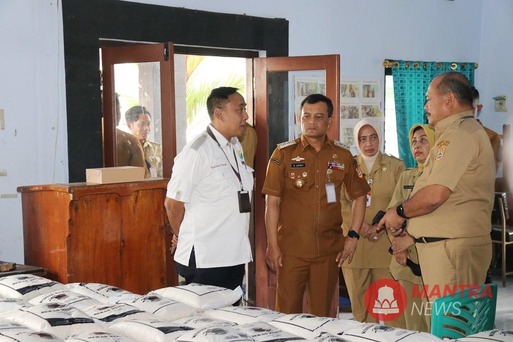 Gubernur Jateng Ahmad Luthfi meninjau Gerakan Pangan Murah (GPM) di Kantor Kecamatan Bener, Kabupaten Purworejo, Jawa Tengah, Senin (7/7/2025). (Lingkar Media Group Network)
