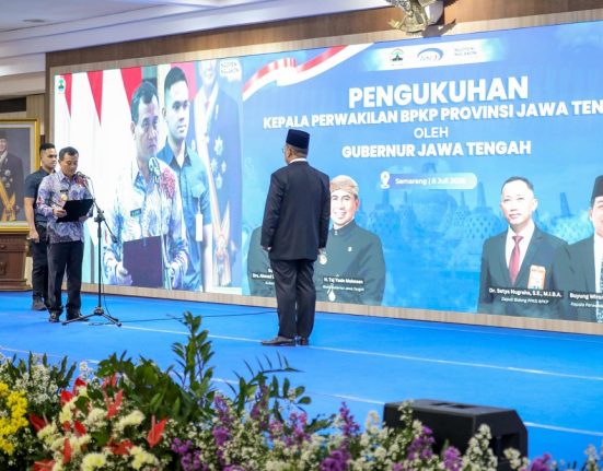 Gubernur Jateng Ahmad Luthfi mengukuhkan Buyung Wiromo Samudro sebagai Kepala Perwakilan Badan Pengawasan Keuangan dan Pembangunan (BPKP) Provinsi Jawa Tengah di Grhadika Bhakti Praja, Semarang, Selasa (8/7/2025). (Lingkar Media Group Network)