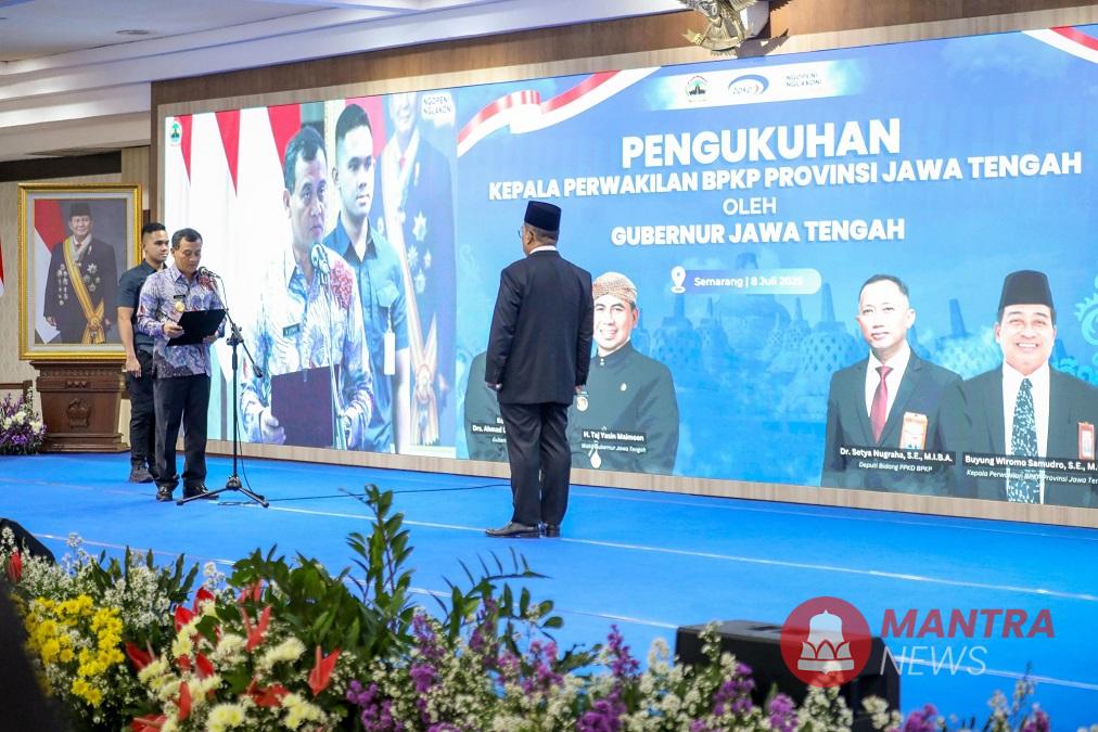 Gubernur Jateng Ahmad Luthfi mengukuhkan Buyung Wiromo Samudro sebagai Kepala Perwakilan Badan Pengawasan Keuangan dan Pembangunan (BPKP) Provinsi Jawa Tengah di Grhadika Bhakti Praja, Semarang, Selasa (8/7/2025). (Lingkar Media Group Network)