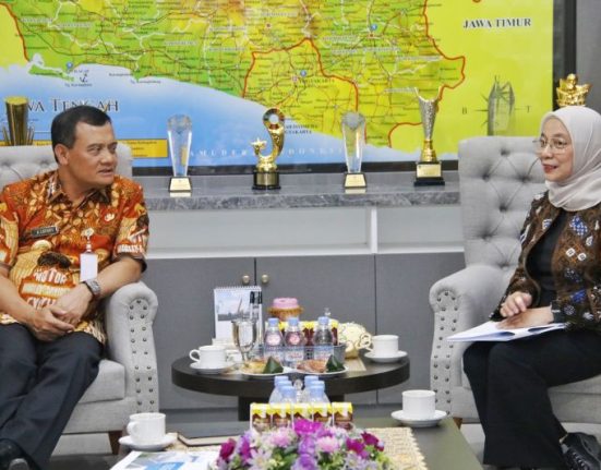 Gubernur Jawa Tengah Ahmad Luthfi bersama dengan Direktur Pengembangan Bisnis dan Niaga Indonesia Power Julita Indah. (Lingkar Media Group Network)
