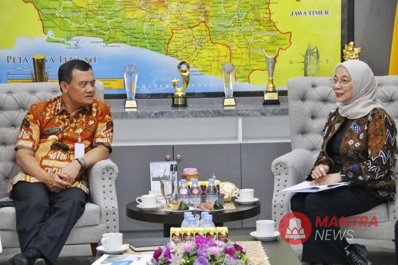 Gubernur Jawa Tengah Ahmad Luthfi bersama dengan Direktur Pengembangan Bisnis dan Niaga Indonesia Power Julita Indah. (Lingkar Media Group Network)