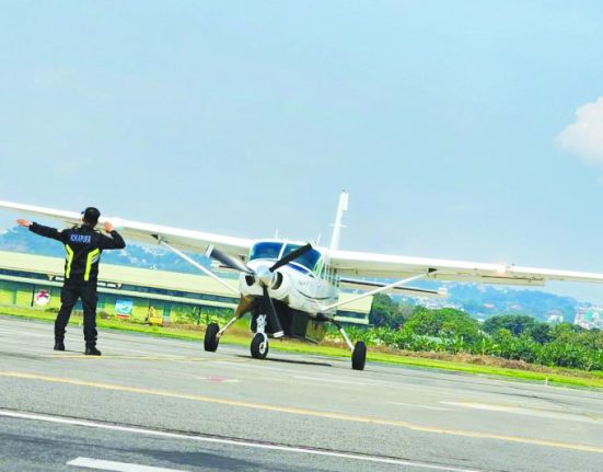 Pesawat Susi Air rute Semarang-Karimunjawa saat akan tinggal landas di Bandara Ahmad Yani Semarang, Jumat (4/7/2025). (Lingkar Media Group Network)