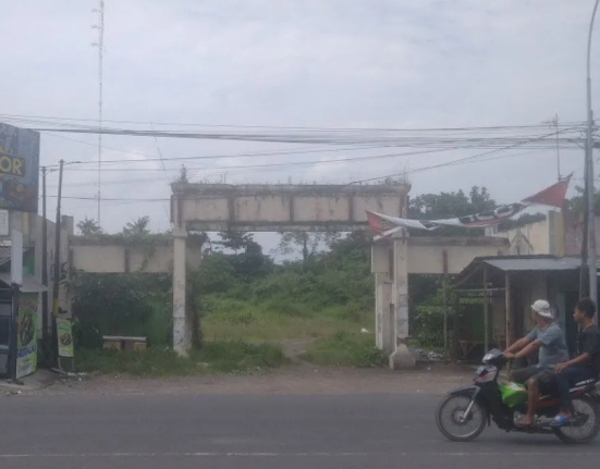 Kompleks gedung Ngasirah yang ada di Jalan Jenderal Sudirman Kudus, Jawa Tengah, kini hanya berupa tanah kosong. (Lingkar Media Group Network)