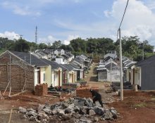 Pekerja menyelesaikan pembangunan rumah di salah satu wilayah yang juga akan mendapatkan suntikan program 3 Juta Rumah, Rabu (9/7/2025). (Lingkar Media Group Network)