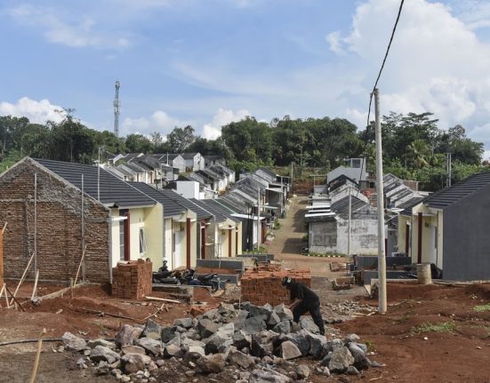 Pekerja menyelesaikan pembangunan rumah di salah satu wilayah yang juga akan mendapatkan suntikan program 3 Juta Rumah, Rabu (9/7/2025). (Lingkar Media Group Network)