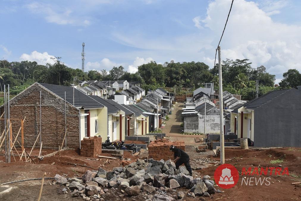 Pekerja menyelesaikan pembangunan rumah di salah satu wilayah yang juga akan mendapatkan suntikan program 3 Juta Rumah, Rabu (9/7/2025). (Lingkar Media Group Network)