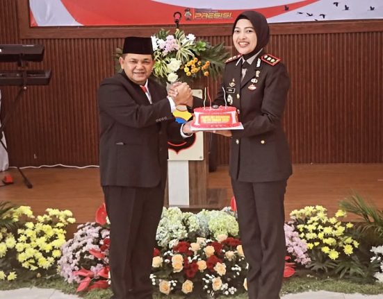 Bupati Semarang Ngesti Nugraha menyerahkan roti ulang tahun kepada Kapolres Semarang AKBP Ratna Quratul Ainy dalam peringatan Hari Bhayangkara Ke-79 di Kabupaten Semarang, Jawa Tengah, Selasa (1/7/2025). (Lingkar Media Group Network)