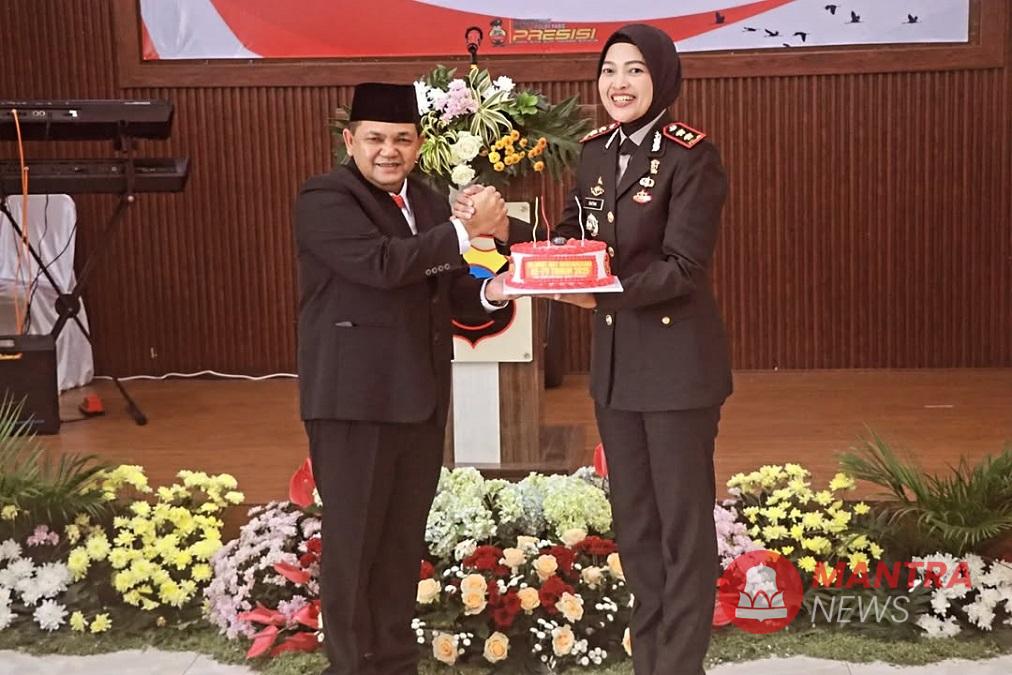 Bupati Semarang Ngesti Nugraha menyerahkan roti ulang tahun kepada Kapolres Semarang AKBP Ratna Quratul Ainy dalam peringatan Hari Bhayangkara Ke-79 di Kabupaten Semarang, Jawa Tengah, Selasa (1/7/2025). (Lingkar Media Group Network)
