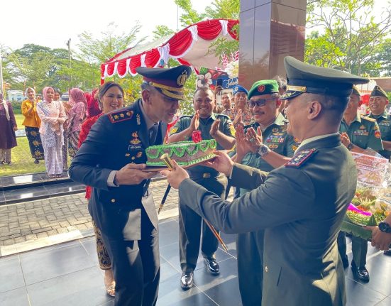 Dandim 0716 Demak Letkol Kav Maryoto memberikan kue kejutan kepada Kapolres Demak AKBP Ari Cahya Nugraha dalam rangka peringatan Hari Bhayangkara ke-79, Selasa (1/7/2025). (Lingkar Media Group Network)