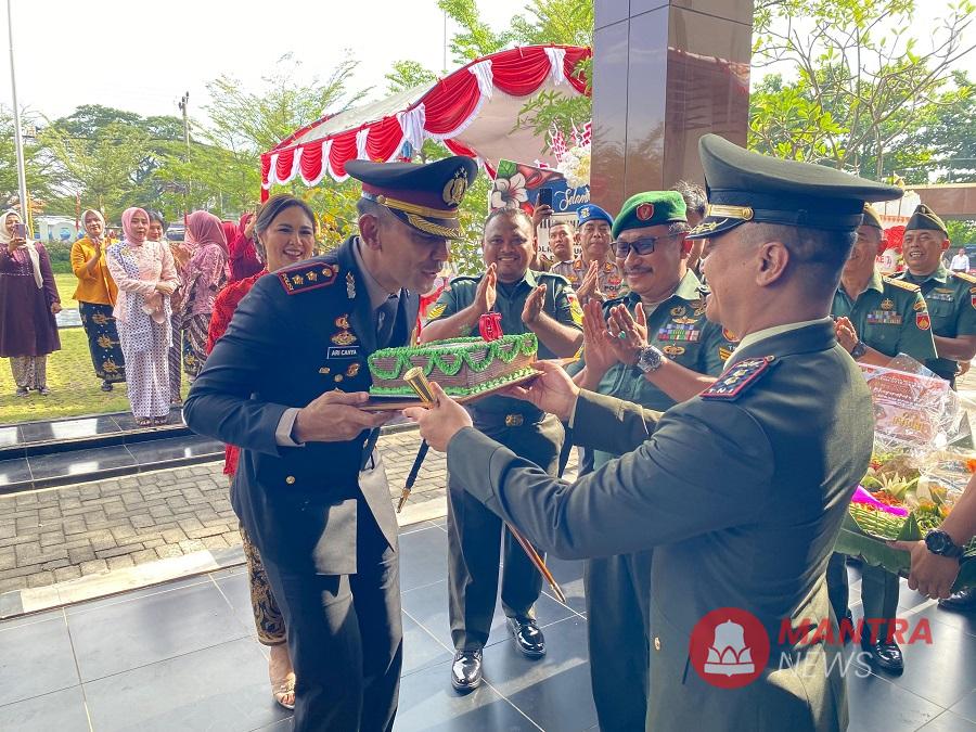 Dandim 0716 Demak Letkol Kav Maryoto memberikan kue kejutan kepada Kapolres Demak AKBP Ari Cahya Nugraha dalam rangka peringatan Hari Bhayangkara ke-79, Selasa (1/7/2025). (Lingkar Media Group Network)
