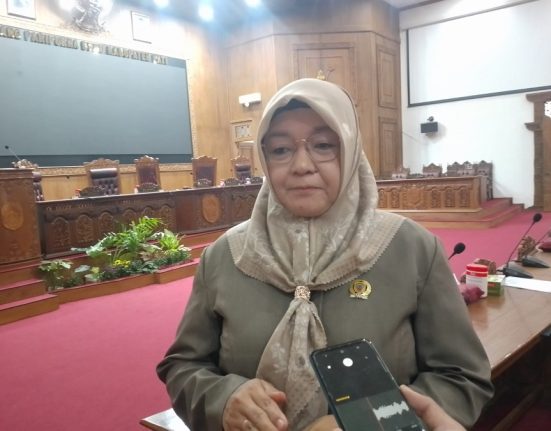 Anggota DPRD Pati Endah Sri Wahyuningati saat memberikan keterangan mengenai demo Pati. (Mantranews.id)