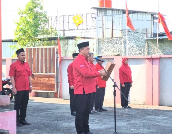Ketua DPRD Pati Ali Badrudin saat memimpin upacara peringatan HUT ke-80 RI di halaman Kantor DPC PDIP Pati, Minggu (17/8/2025). (Mantranews.id)
