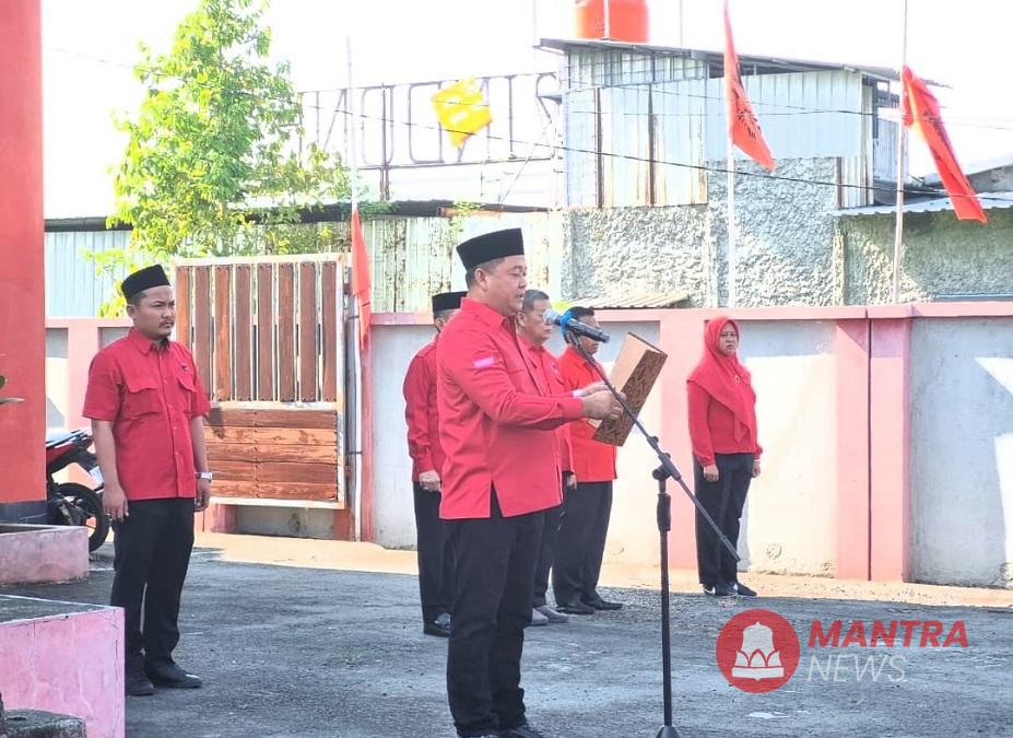 Ketua DPRD Pati Ali Badrudin saat memimpin upacara peringatan HUT ke-80 RI di halaman Kantor DPC PDIP Pati, Minggu (17/8/2025). (Mantranews.id)