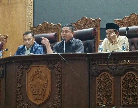 Ketua DPRD Kabupaten Pati Ali Badrudin (tengah) di ruang paripurna DPRD. (Mantranews.id)