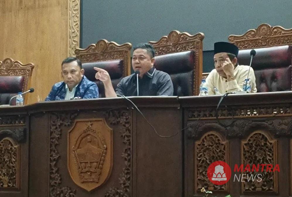 Ketua DPRD Kabupaten Pati Ali Badrudin (tengah) di ruang paripurna DPRD. (Mantranews.id)