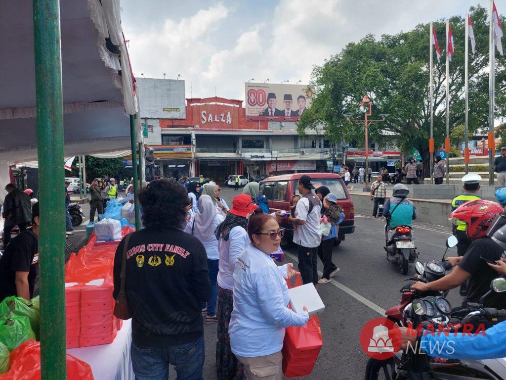 Bagikan Seribu Nasi Bungkus, Emak-emak Serukan Pati Cinta Damai 1 IMG 20250823 WA0003