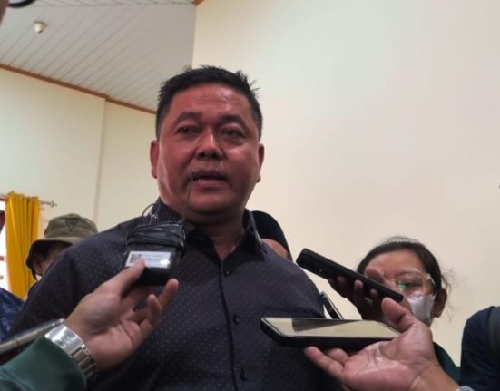 Ketua DPRD Pati Ali Badrudin saat dimintai keterangan mengenai upaya pemakzulan Bupati Pati, Selasa (19/8/2025). (Mantranews.id)
