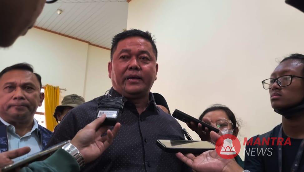 Ketua DPRD Pati Ali Badrudin saat dimintai keterangan mengenai upaya pemakzulan Bupati Pati, Selasa (19/8/2025). (Mantranews.id)