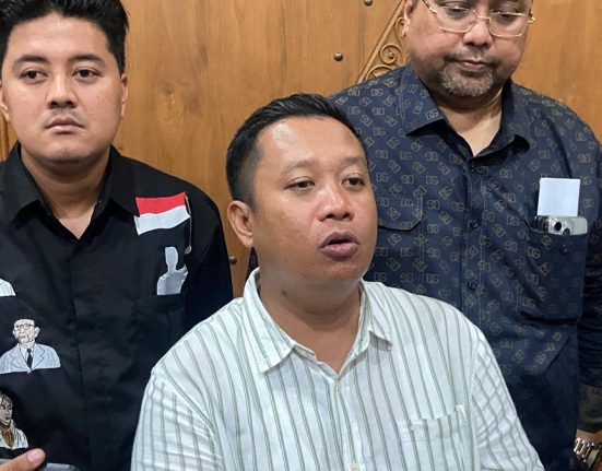 Ketua Pansus sekaligus anggota DPRD Pati Teguh Bandang Waluyo saat dimintai keterangan. Pihaknya akan panggil BPKSDM untuk memperdalam kasus rangkap jabatan di Pemkab Pati. (Mantranews.id)