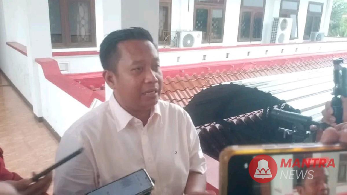 Ketua Pansus Pemakzulan Bupati Pati, Teguh Bandang Waluyo memberikan keterangan, Selasa (19/8/2025). (Mantranews.id)