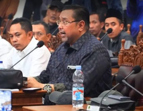 Anggota DPRD Pati sekaligus Wakil Ketua Pansus Hak Angket Pemakzulan Bupati Pati Joni Kurnianto saat menyampaikan pandangannya dan sidang. (Mantranews.id)