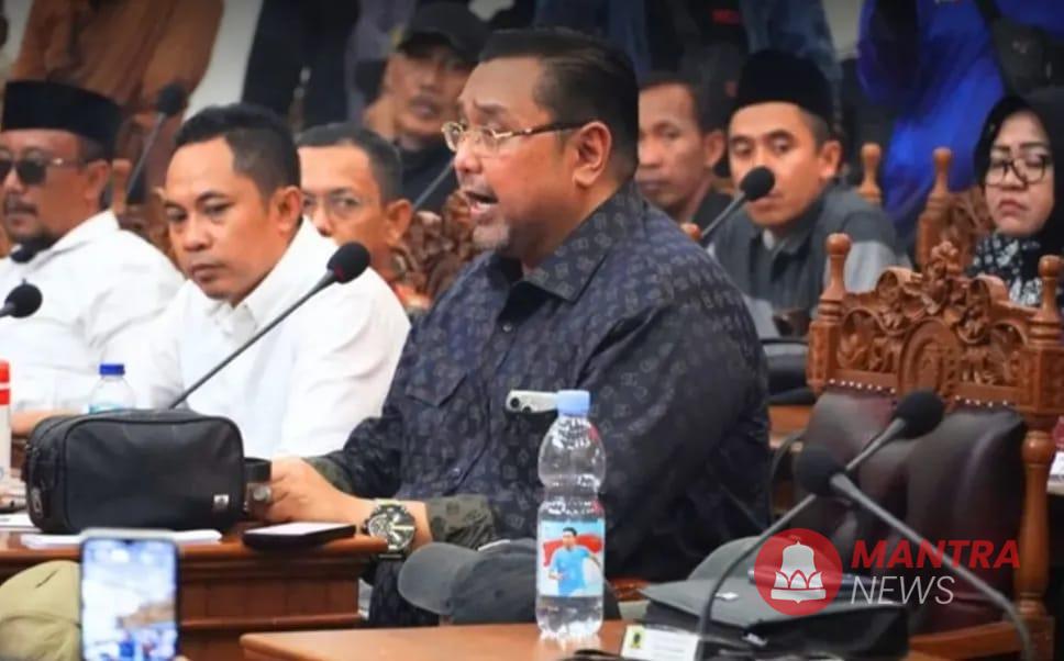 Anggota DPRD Pati sekaligus Wakil Ketua Pansus Hak Angket Pemakzulan Bupati Pati Joni Kurnianto saat menyampaikan pandangannya dan sidang. (Mantranews.id)